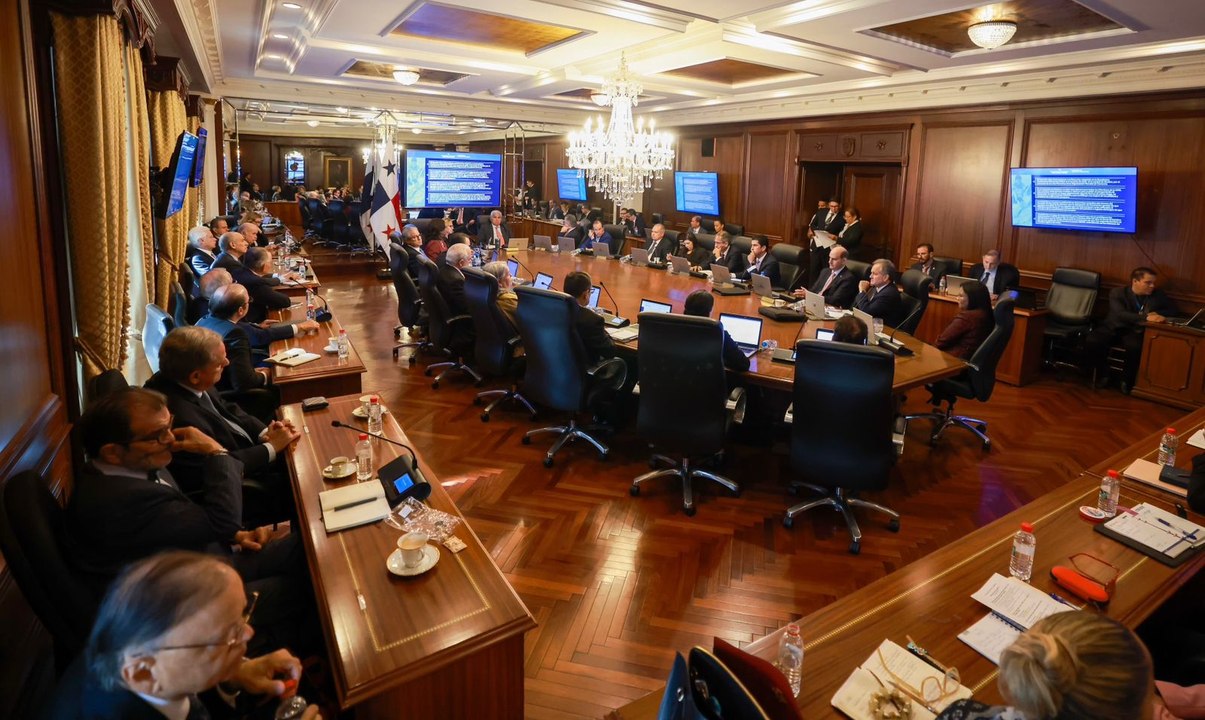 Consejo de Gabinete aprueba resoluciones para comprar aeronaves y construir escuelas