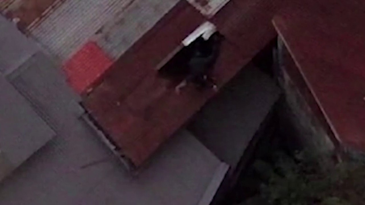 tn7-oficial-que-detuvo-a-sujeto-en-varios-techos-estuvo-a-punto-de-caer-al-suelo-dos-veces-120325