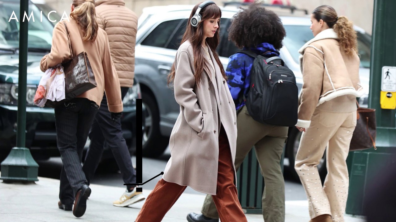 Il cappotto doppiopetto di Dakota Johnson