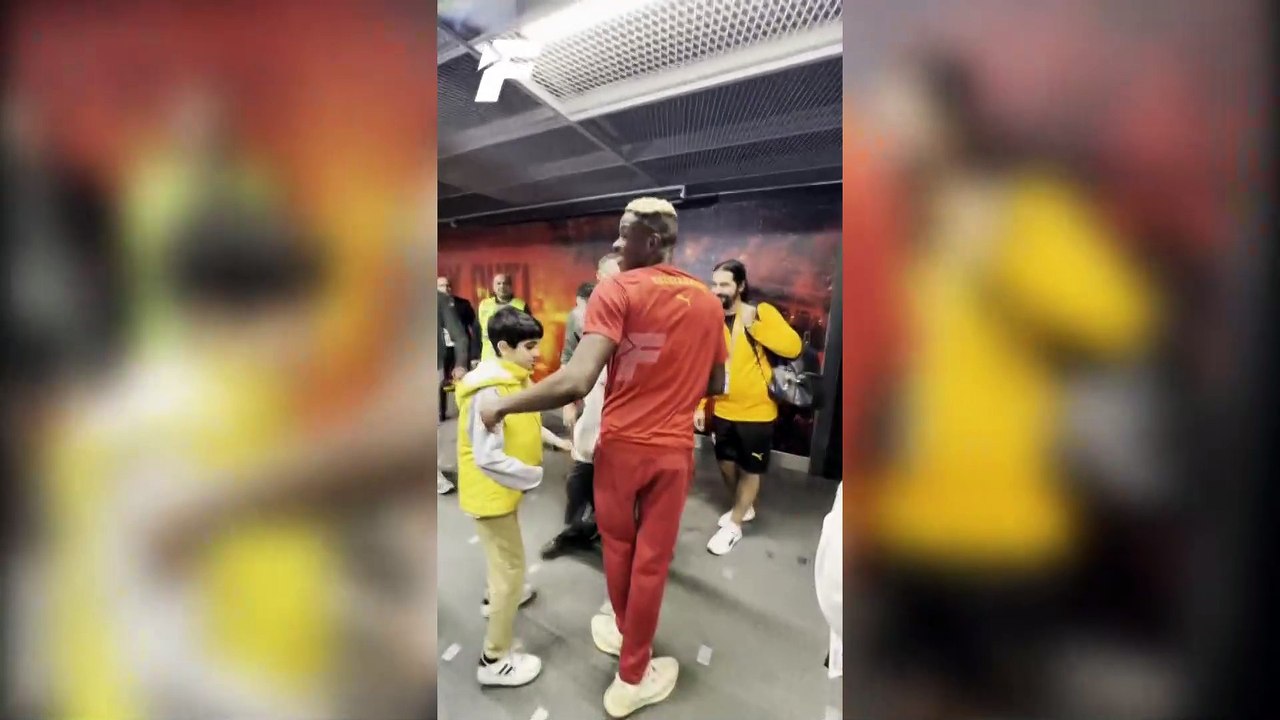 Hat-trick yapan Victor Osimhen topu almayı ihmal etmedi