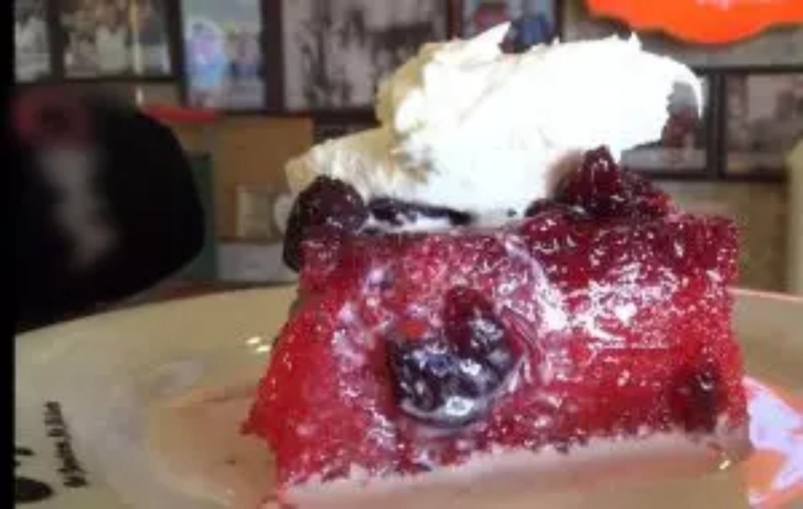 Hem kaymaklı hem de vişneli: Tüm Türkiye’ye tatlı gönderiyorlar