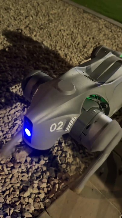 Il possède un chien robot, c'est surréaliste !