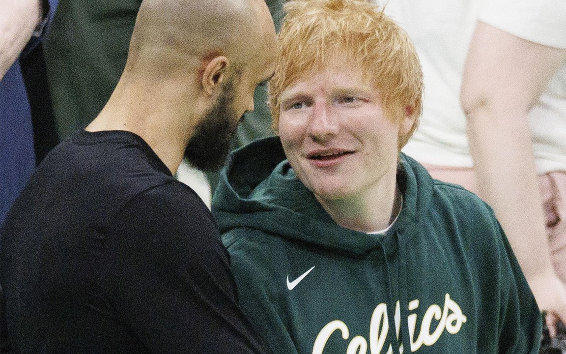 Ed Sheeran canta per strada a New Orleans: È il nuovo brano "Azizam"