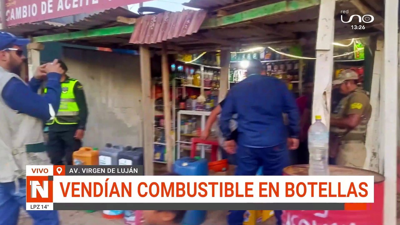 VENDÍAN COMBUSTIBLES EN BOTELLAS