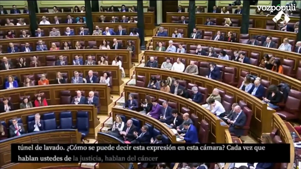 María Jesús Montero tiene que interrumpir su intervención por un problema con la voz