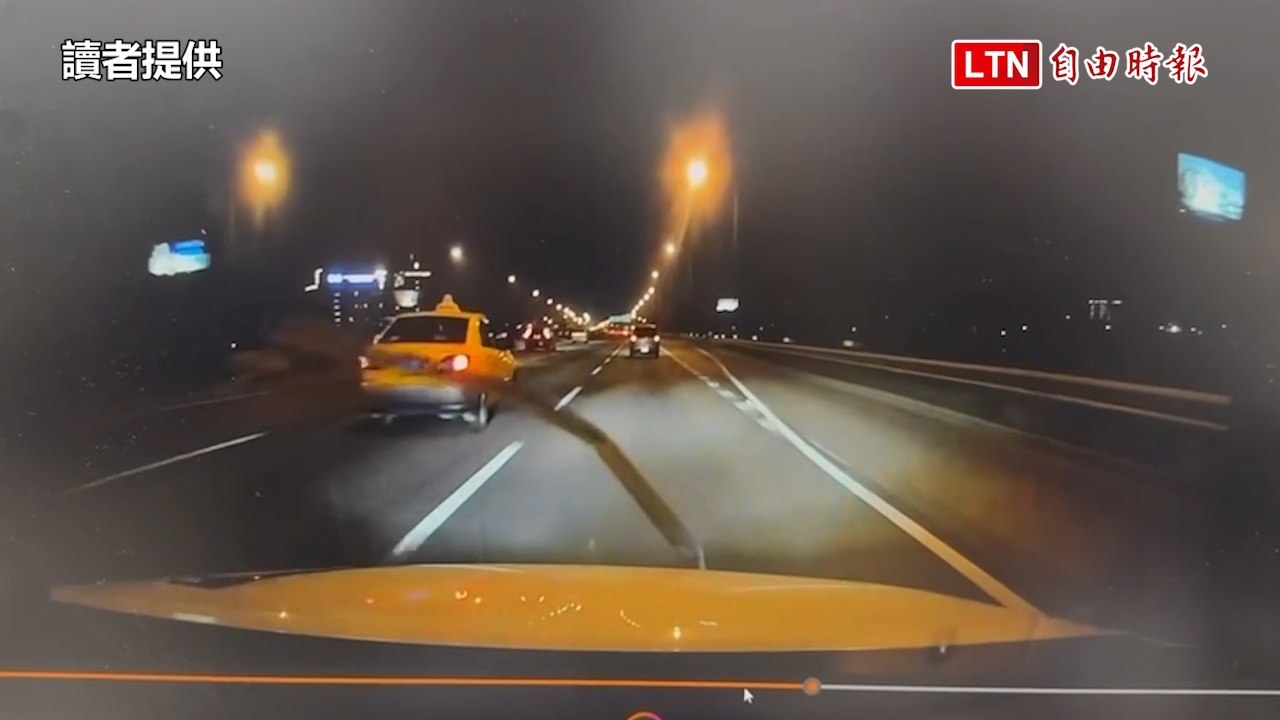 嚇死人畫面曝光！國1麻豆段天外飛來鐵條插中轎車車頭(讀者提供)