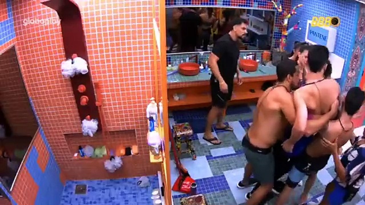 pressão do João Pedro caiu e ele precisou ser levado às pressas para o confessionário