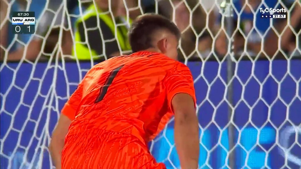 El golazo de Thiago Almada para abrir el partido ante Uruguay