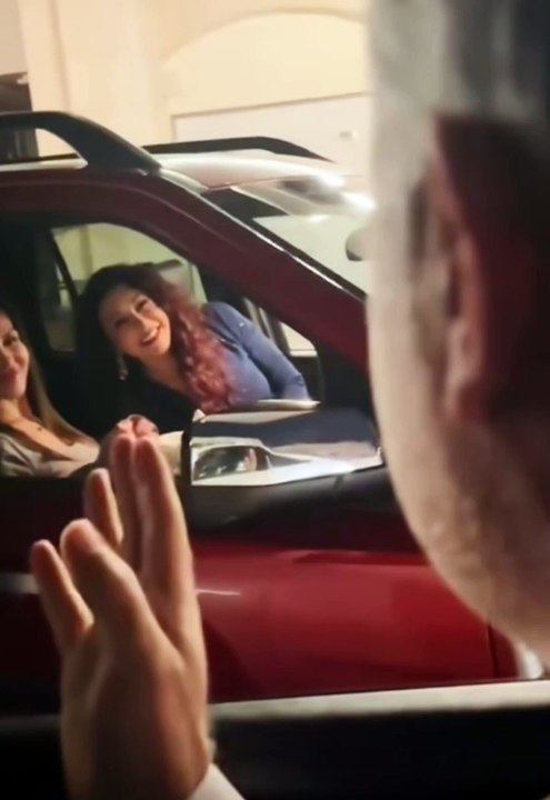 كاريس بشار ترد على معجب سوري: سألها عن الدولار