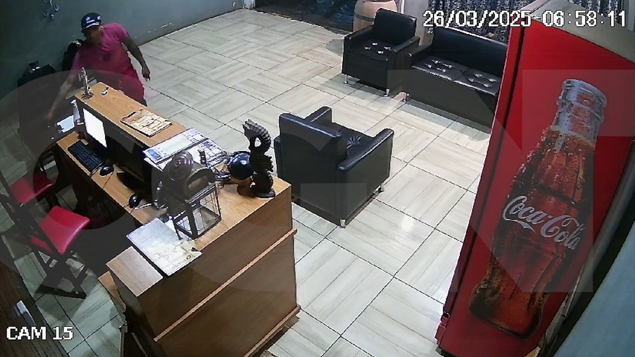 Câmera flagra furto de celular em pizzaria no São Cristóvão