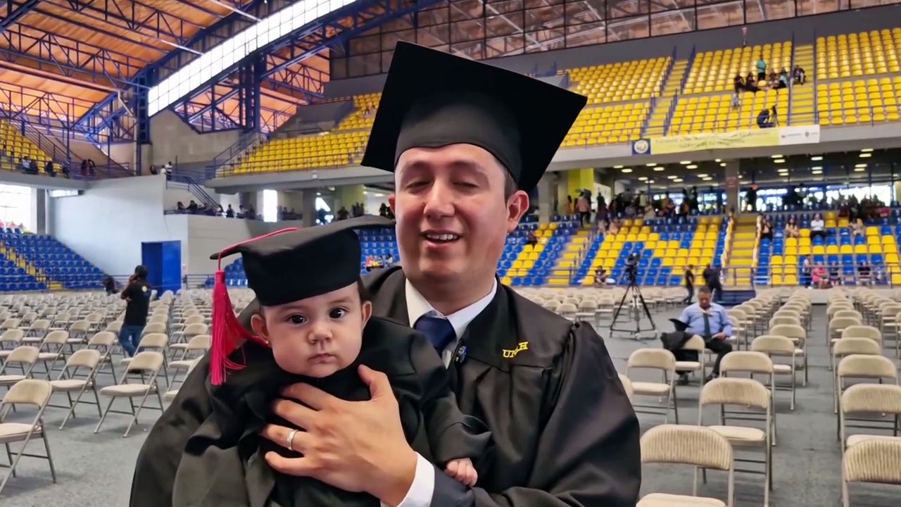 Inspiradoras historias, relatan nuevos profesionales en graduaciones de UNAH
