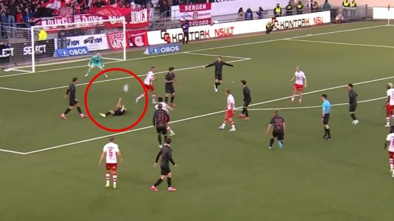 Colpito in faccia, palla all'incrocio: gol rocambolesco in Norvegia