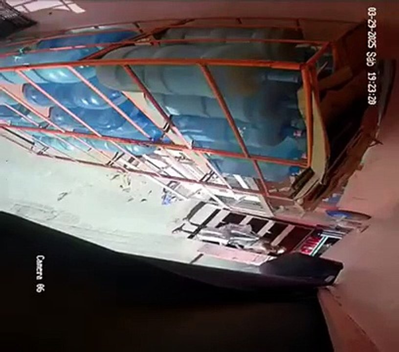 Exponen a hondureño robando focos en Roatán