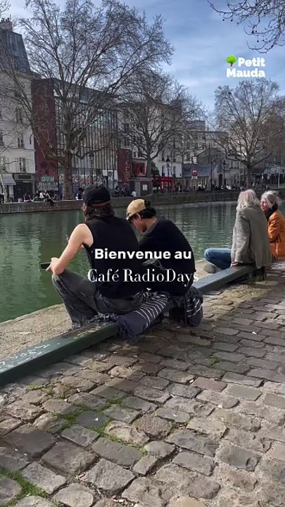 ☕🌊 Pause détente au Café Radiodays, au bord du Canal Saint-Martin 🎶✨