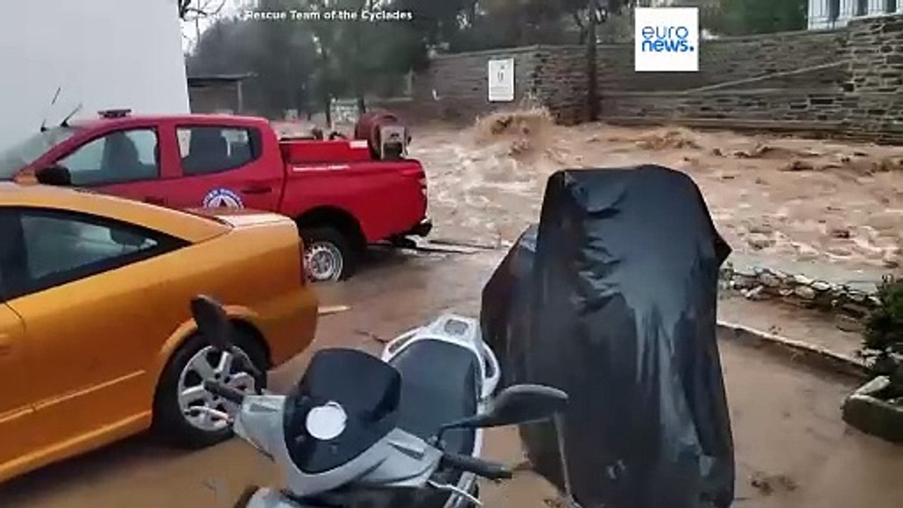 Проливные дожди привели к наводнениям на греческих островах Миконос и Парос