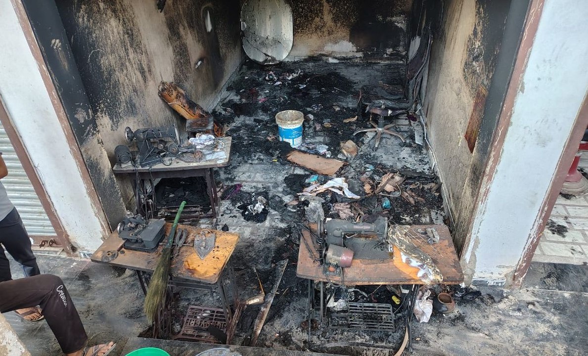 कपड़े की दुकान में आग, लाखों का नुकसान