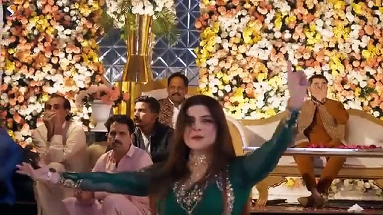 💃🔥 *Tawaif Kahan Kisi Se Mohabbat Karti Hai?* 💔💫 | Chahat Baloch 🌟 Mujra Dance Performance 2024 🎶💥 | Desi Thumka 💃🏻✨ | #ChahatBaloch #MujraDance #StagePerformance 🎭🎵❤️🔥