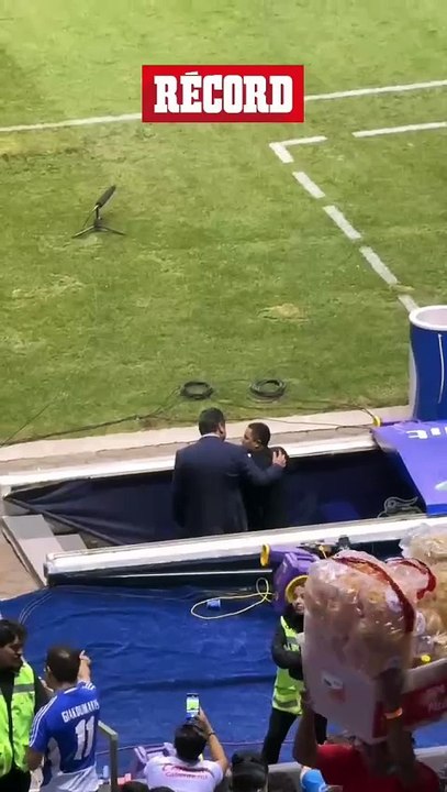 Expulsan a Efraín Juárez y se queda en las ESCALERAS