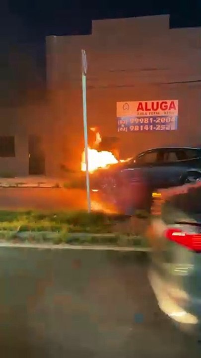 Chamas em veículo assustam população no Jaraguá