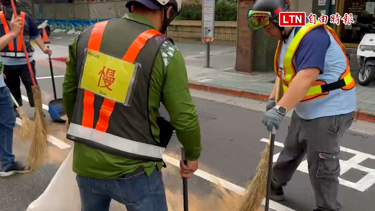 基隆市公車漏油2騎士摔傷 環保局人員以木屑除油