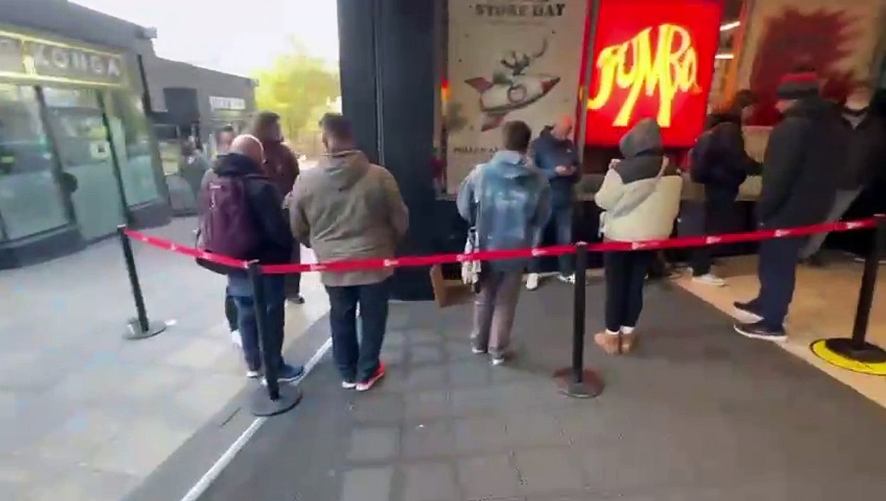 Hundreds of Leeds music lovers queue down street for Record Store Day