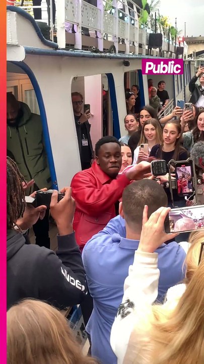 Jungeli et Lenie tournent un clip avec des fans à Paris, France, le 12 avril 2025
