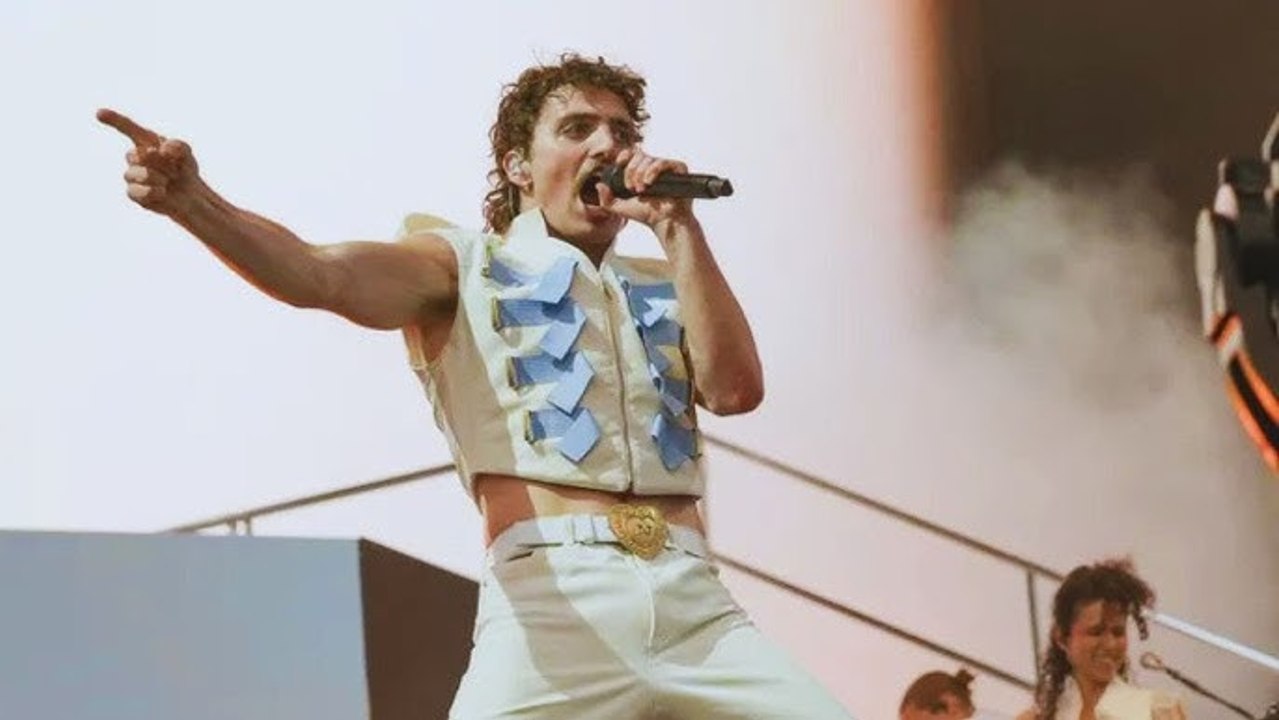 Benson Boone : performance  “Bohemian Rhapsody” with Brian May of QUEEN - Coachella 2025