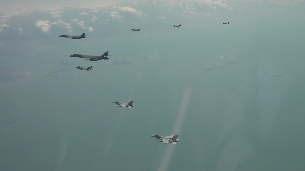 미 B-1B 전략폭격기 한반도 전개...한미, 연합공중훈련 / YTN