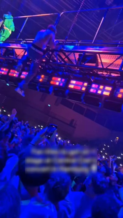 Un fan essaye de monter sur la scène avec Central Cee 🤣