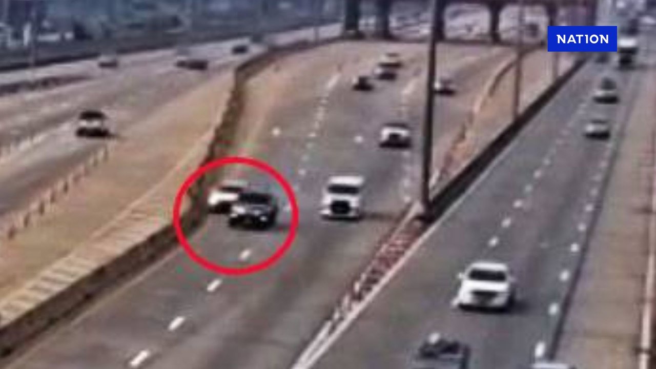 นาทีรถ BMW ที่ลูกนักการเมืองเป็นคนขับ เบียดกับรถกระบะ สีดำ บนมอเตอร์เวย์ ปทุมธานี