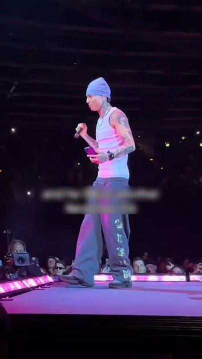 Central Cee attrape une DS et filme sur scène 😂