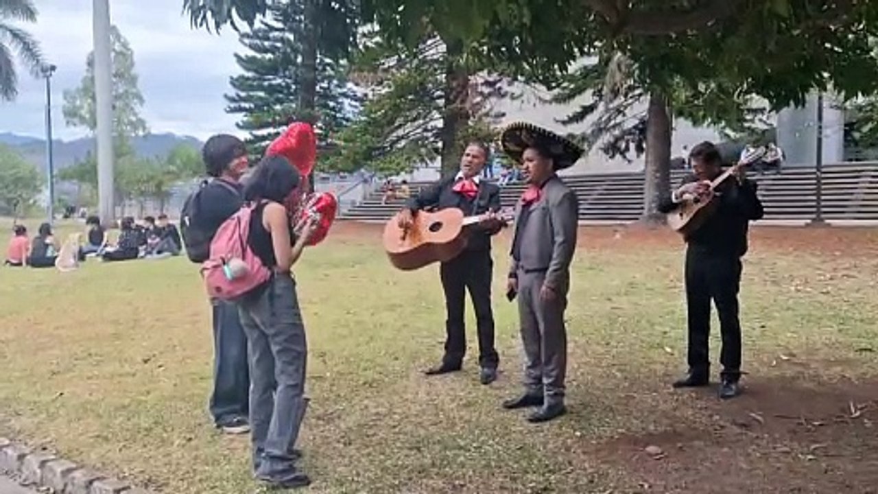 Romántica escena de amor en la UNAH