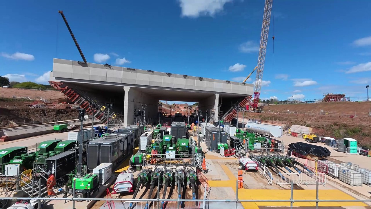 Giant HS2 box structure moved into place under A46 Kenilworth Bypass in Warwickshire (Media cut)