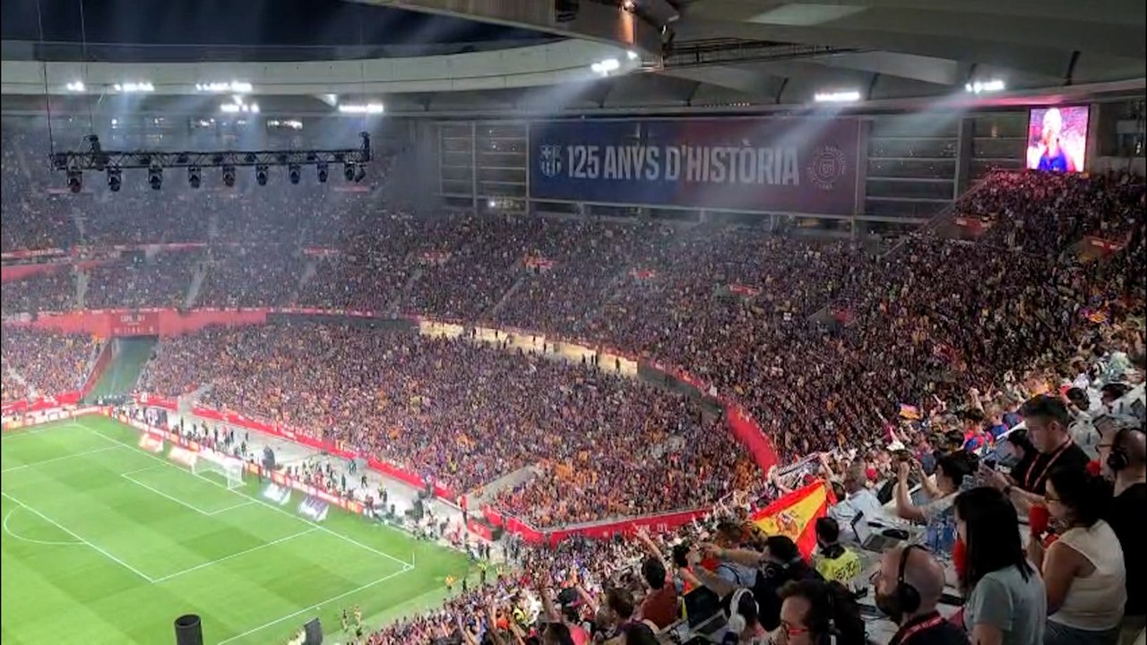 La afición del Madrid trató de tapar con aplausos la pitada al himno del Barça