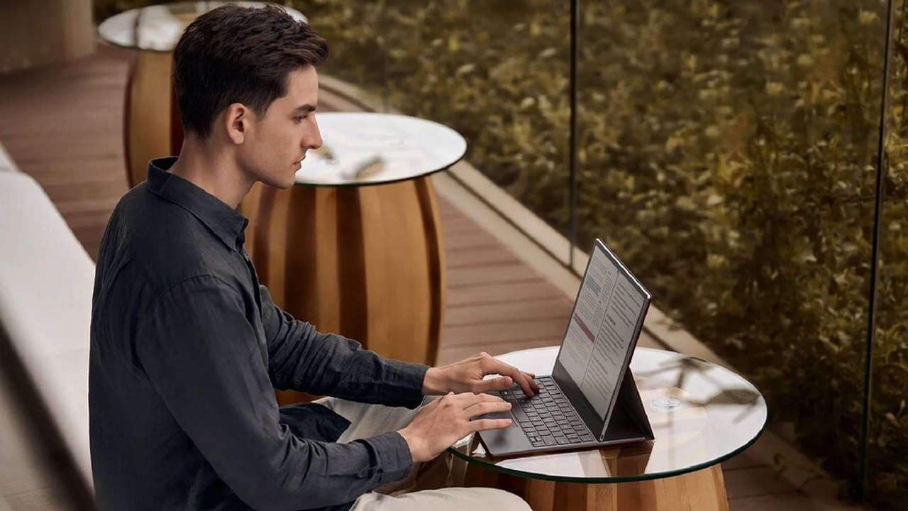 Tablet, Laptop und Notizblock in einem: Das neue Book Tab X C will euer Rundum-Sorglos-Paket sein