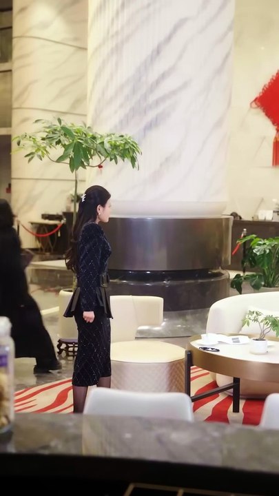 The husband pretends to be affectionate in front of others, but secretly has an affair with his mistress... Unexpectedly, his wife has seen everything and quietly gives him a heavy gift, completely tearing off his hypocritical mask and making him lose his