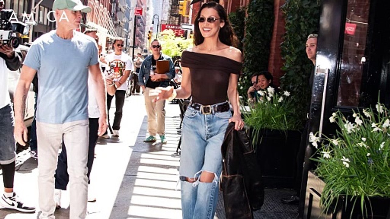 Tendenza scollo Bardot, da portare come Bella Hadid