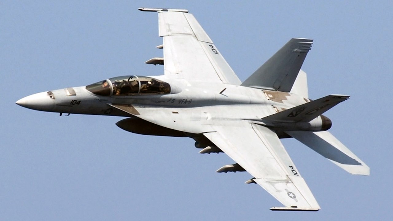 Un Super Hornet passe par dessus-bord