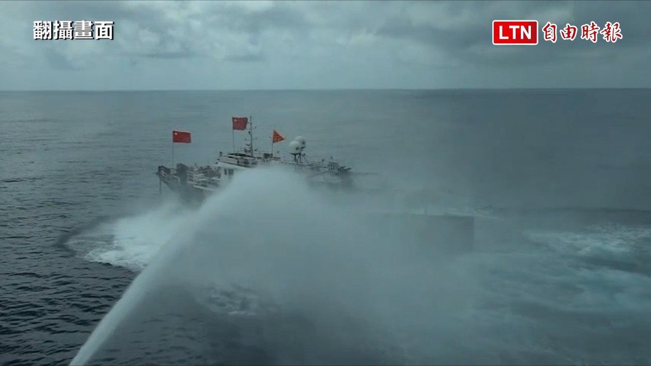 中國漁船違法闖東沙海域！海巡署台中艦水砲強勢驅離（翻攝畫面）