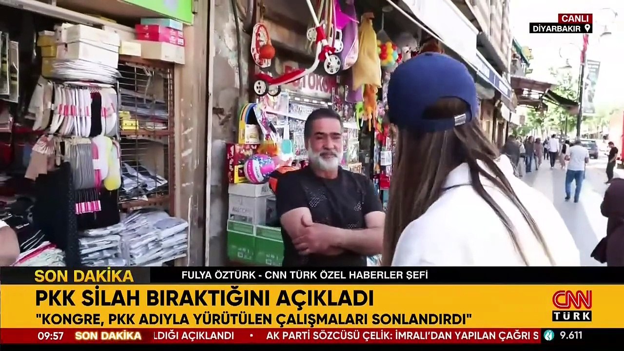 CNN TÜRK sıcak noktadan bildiriyor: İşte Diyarbakırlıların PKK’nın fesih kararına ilk tepkisi! Davul zurnalarla kutladılar...