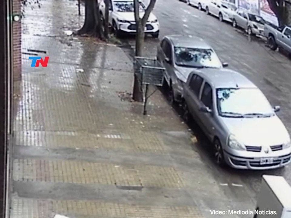 VIDEO: Una mujer empujó con su un auto otro vehículo por “ese” lugar de estacionamiento