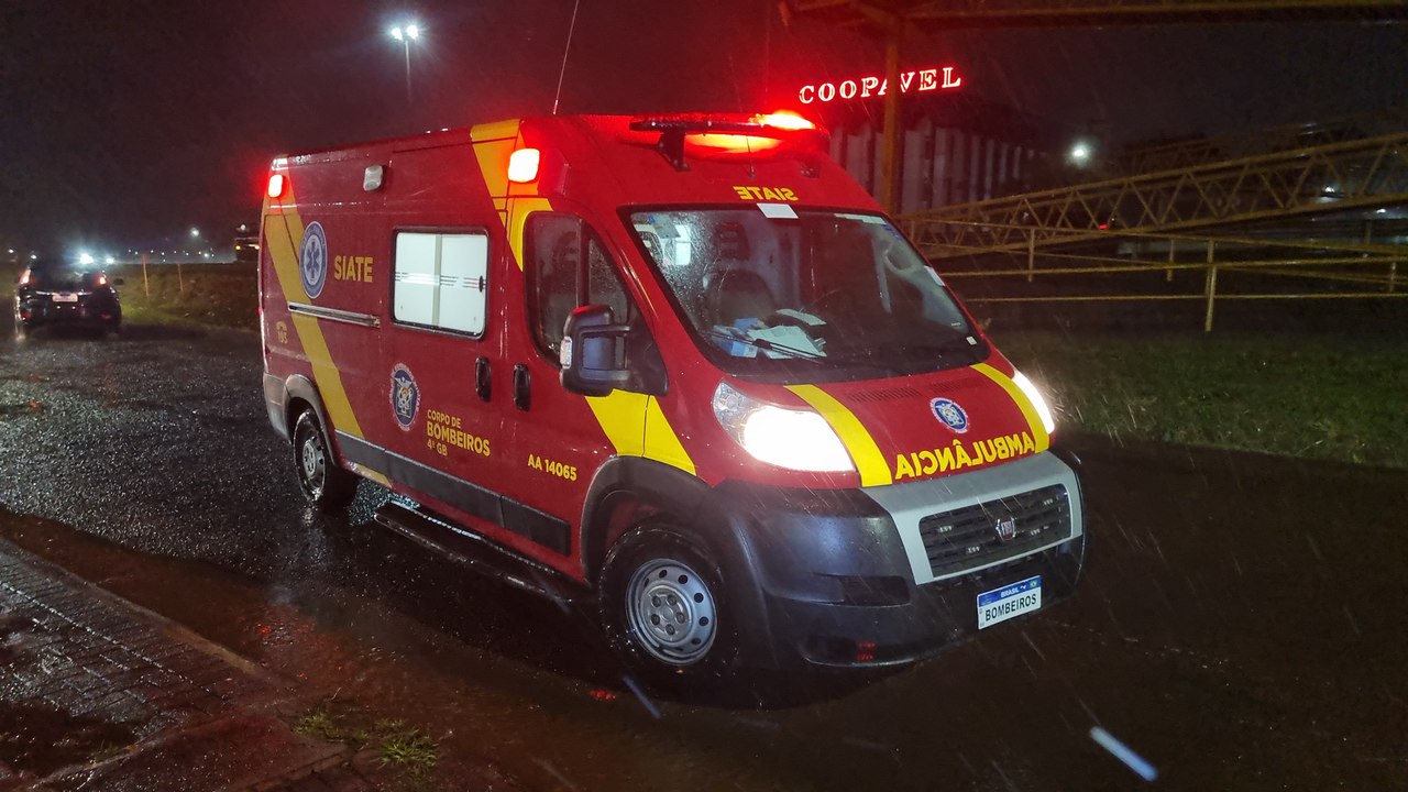 Lamentável! Mulher com moto elétrica fratura perna em acidente e motorista foge do local