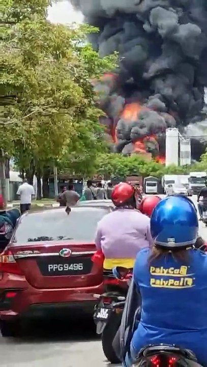 油漆货仓突发大火 油桶冲天 爆炸声不断