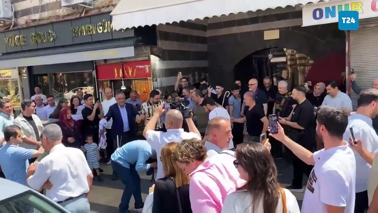 PKK'nın fesih kararı sonrası Diyarbakır'da kutlamalar başladı: CHP'li Sezgin Tanrıkulu halay başı oldu