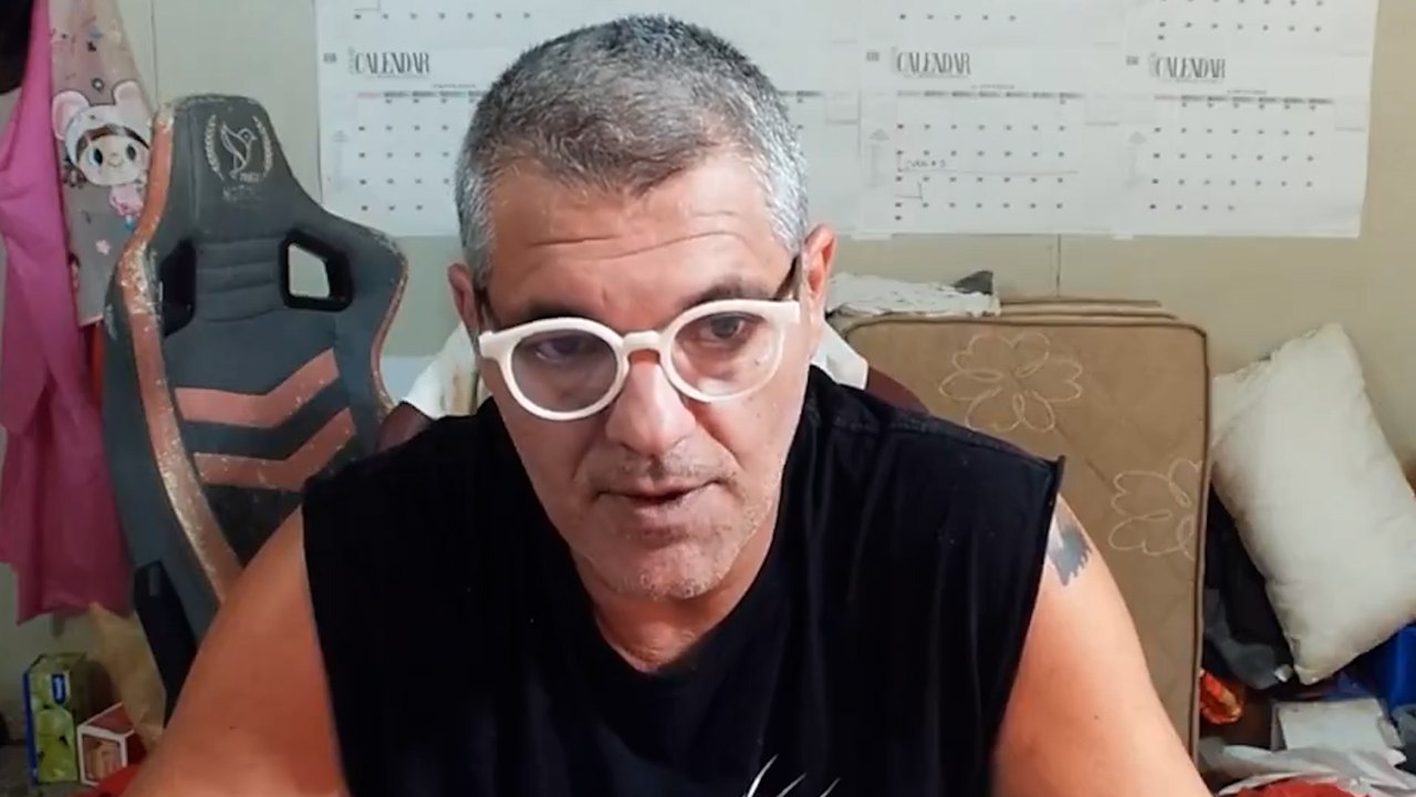 Frank Cuesta cede al chantaje