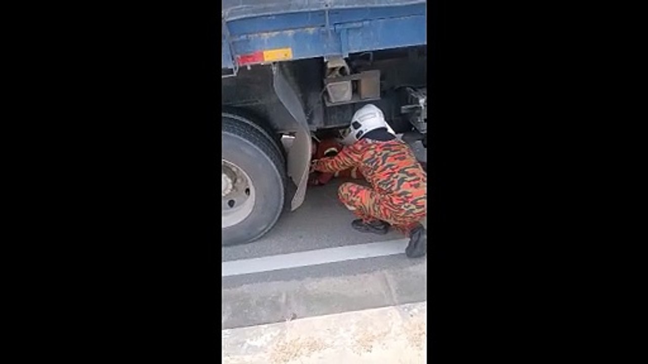 罗厘红绿灯前煞车不及 骑士卷车底惨死