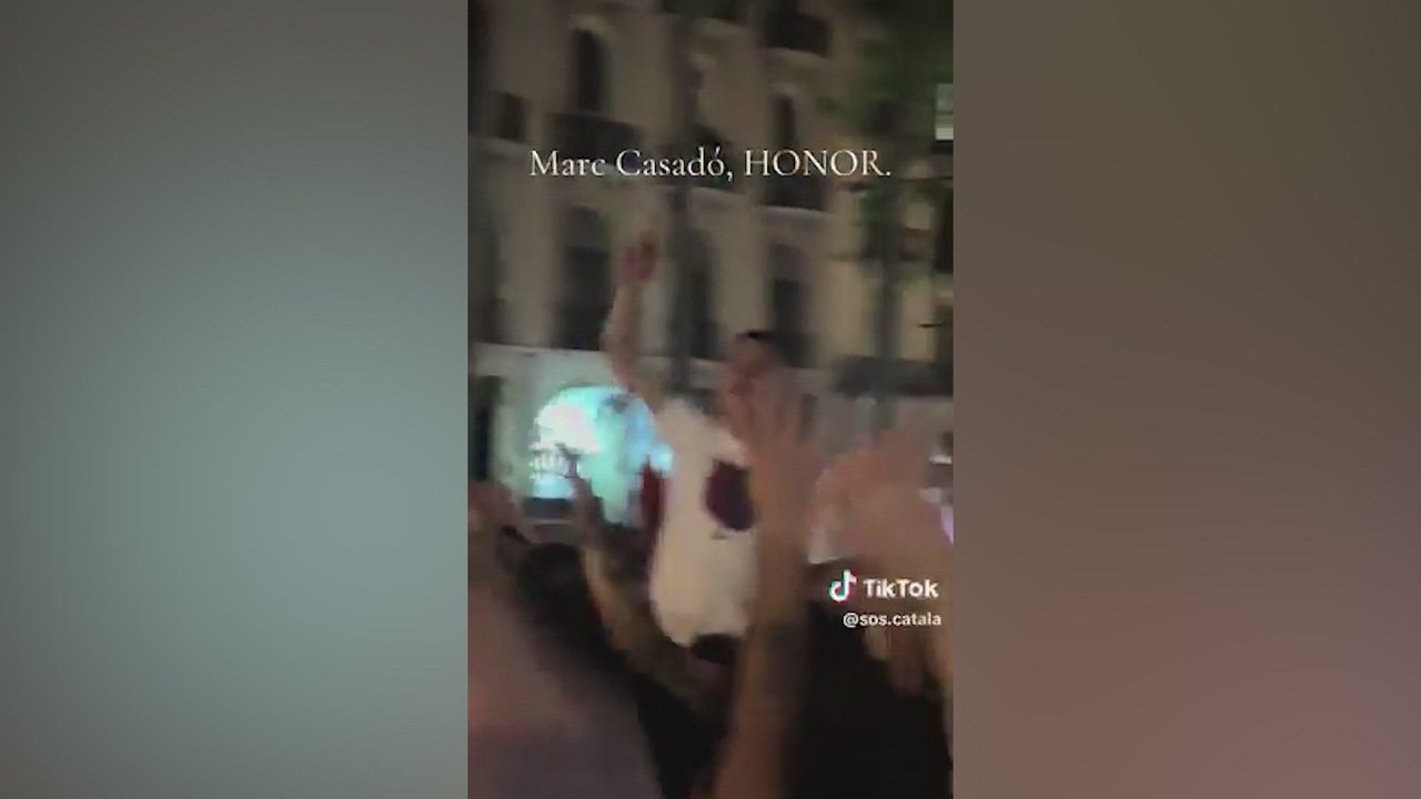 Marc Casadó se presenta en Canaletas nada más terminar el partido y conseguir LaLiga