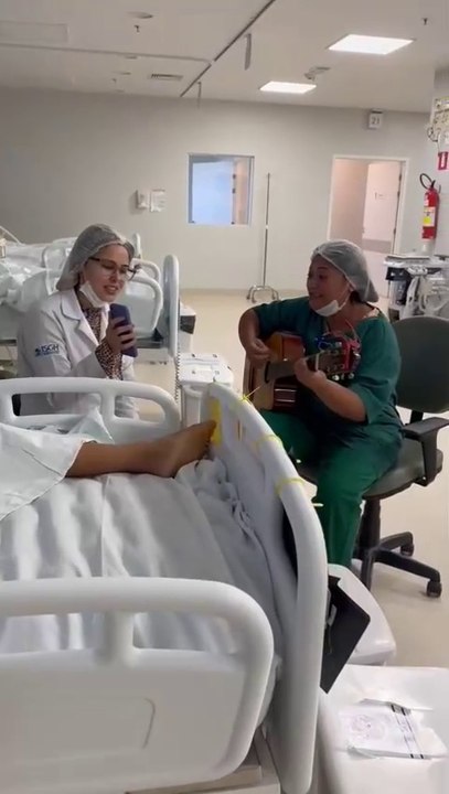 Rozângela Cintra cantando