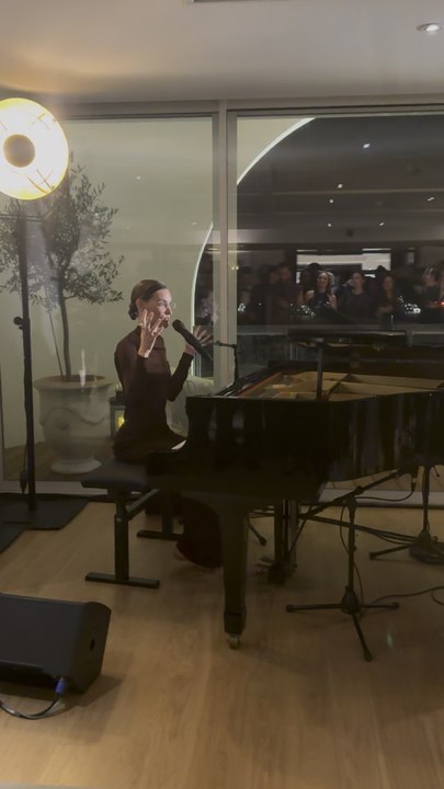 Charlotte Cardin chante « Feel Good »