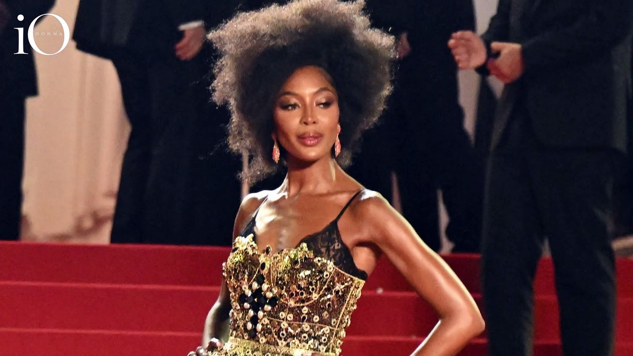 Abito barocco e chioma naturale: Naomi Campbell è magnetica a Cannes